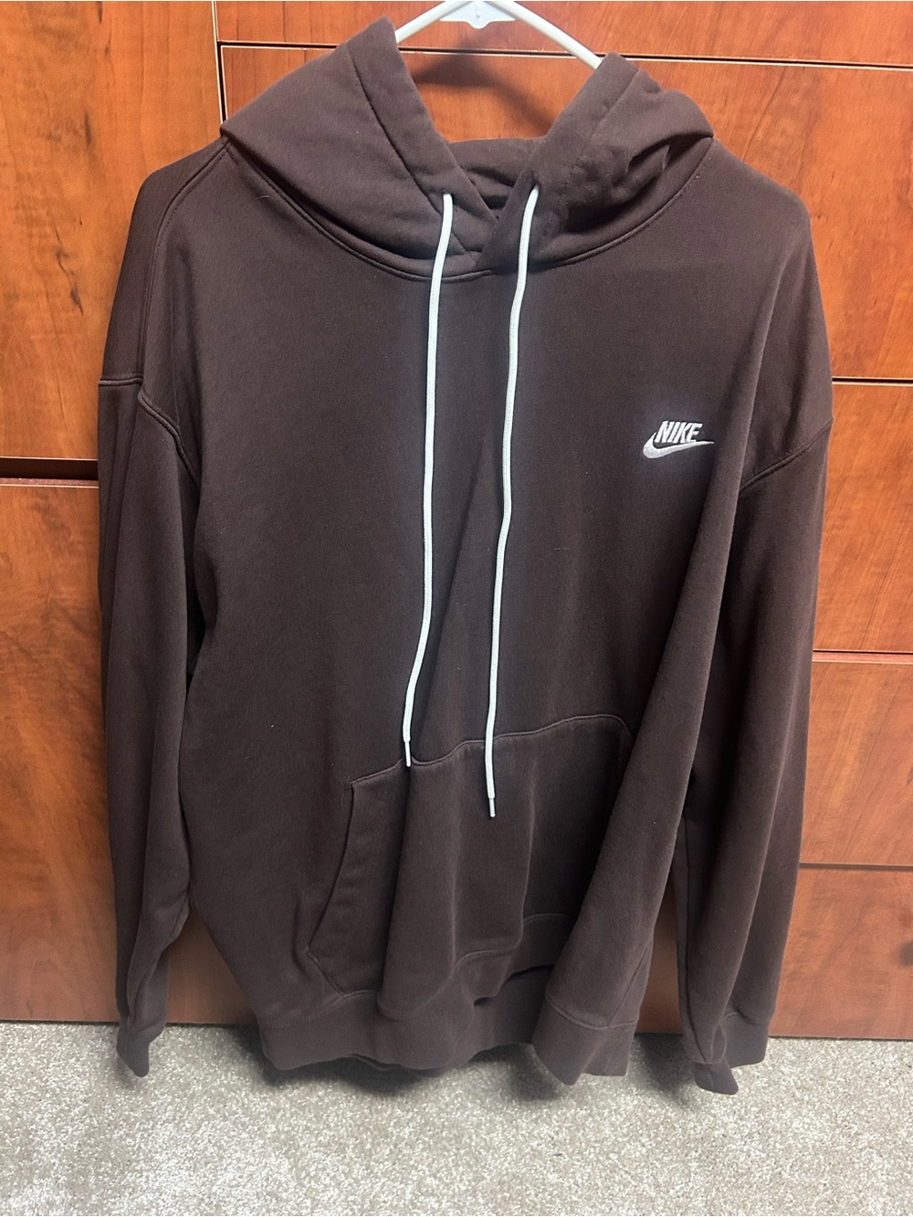 Nike Men’s Dark Brown Pullover Hoodie with White Drawstrings club fleece